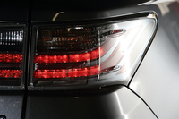 今回のマイナーチェンジでは、フロントピラーやリアコンビネーションランプに、「レクサスLS」や「トヨタ・アクア」でおなじみの「エアロスタビライジングフィン」を装備。また、エンジンアンダーカバーなどには整流フィンを追加しており、空力性能の改善をはかっている。
    