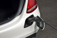 給電口は車体後方、リアバンパーの右端に設けられている。