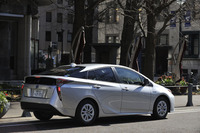 リアコンビネーションランプのデザインはブーメランのよう。従来同様、リアエンドに後方視界を確保するガラスを設けている。