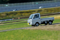 舗装された農道を走る「キャリイ」。3.6mという最小回転半径により、狭い場所でも取り回しがしやすい。