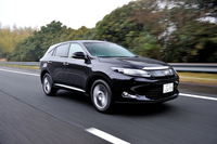 「ハリアー」のハイブリッド4WDシステムは、2.5リッターの直4ガソリンエンジンを中心とし、フロントとリアに1基ずつモーターが載る構成をとる。前後輪に機械的な連結がない「電気式4WDシステム」（E-Fourと呼ばれる）である。
    