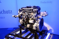 新開発の直4ディーゼル。環境性能の向上がうたわれる。
    