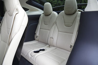 3列目は2席配置。使用しないときはフラットに折りたたむことができる。