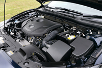 2.2リッターディーゼルエンジンは、4リッターV8ガソリンエンジンに匹敵する42.8kgmもの最大トルクを誇る。現時点では、JC08モード燃費は未公表。