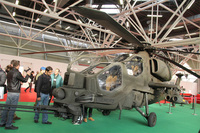 軍や警察による展示は、意外な人気コーナーだった。これは2012年にイタリア陸軍が展示したアグスタ製ヘリコプター。会場の外に着陸したあと、いったんローターを外してパビリオンに収めた。