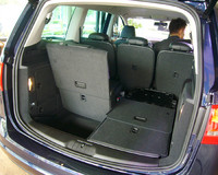 3列目シートは、肩位置にあるレバーで荷室側からも倒すことができる。逆に、背もたれ中央にある取っ手を引けば、簡単に立ち上げられる。