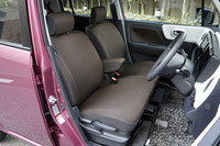 シートカラーは全グレード共通。ブラックやベージュはよくあるけど、茶色が標準ってのも珍しいしオシャレ。