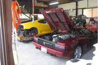 「フェラーリ512TR」の整備風景。