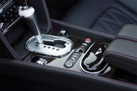 ソフトトップの開閉はシフトセレクター手前にあるスイッチで行う。開閉にはそれぞれ約24秒かかる。