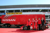 グランドスタンドを埋めた観客の声援に応える5人。左からカルロス・ゴーンCEO、ブノワ・トレルイエ、本山哲、飯嶋嘉隆ニスモ監督、そして日産系チームの総監督を務める柿元邦彦氏。