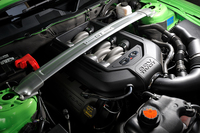 426psの最高出力を発生する5リッターV8 DOHCエンジン。今回試乗した「パフォーマンスパッケージ」のパワーウェイトレシオは、3.9kg/psとなる。