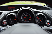 メーターは3眼式で、左から水温計、タコメーター（レッドゾーンは7000～8000rpm）、燃料計。車速は、メータークラスターの上部に設置されるデジタルスピードメーターに表示される。