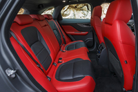 テスト車「Fペース S」の後席。赤と黒のツートンカラーが目を引く。