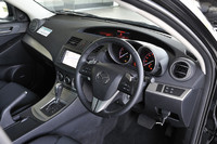 新型アクセラの運転席まわり。写真は、4ドアセダンのもの。