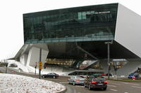 途中、ドイツ・シュトゥットガルトのツッフェンハウゼンにあるポルシェ博物館にも立ち寄った。
    