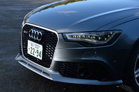 エクステリアでは張り出した前後フェンダーや専用のエアロパーツなどが目を引く。フロントグリルもハニカムメッシュに変更されている。
    