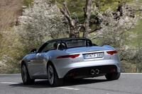 Ｖ6モデルの「Ｓ」とＶ8モデルは、アクティブエグゾーストシステムを標準装備。迫力のサウンドを楽しめる。