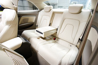 頭上空間は厳しいものの、足もとのスペースはなかなか広い後席。頭さえつっかえなければ、長時間乗せても不満は出ないはず。