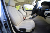 「225xe」にはパーフォレーテッド・ダコタ・レザーシートが標準装備される。