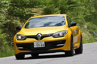 「浅間ヒルクライム2014」にて、奴田原選手のドライブで走る姿を披露する「メガーヌR.S.」（写真＝沼田 亨）