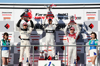 表彰台に上がったのは、左から2位のアンドレ・ロッテラー（DHG TOM'S）、優勝した小暮卓史(PIAA NAKAJIMA)、そして3位の松田次生(mobilecast IMPUL)。