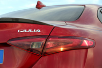 テールゲートに備えられた「GIULIA」のバッジ。