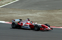 観客の声援に手を振って応えるリカルド・ゾンタ。