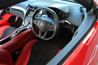 新型「NSX」の運転席まわり。慣性重量に配慮し、インナーフレームにマグネシウムを用いたステアリングホイールが装備される。