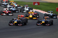 スタートシーン。2番グリッドのウェバー（先頭）が、ポールシッターのセバスチャン・ベッテル（その右）から首位の座を奪った。ベッテルはタイヤをパンクさせ後退。2位にはハミルトン（ウェバーの背後）があがった。（写真＝Red Bull Racing）