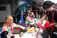 ファンからのサインの要望に応じる、ホンダのガブリエル・タルキーニ。