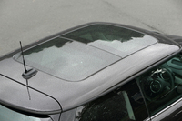 充実したオプションは「MINI」の大きな魅力。エントリーグレードの「ONE」にも、サンルーフや可変ダンパー、ヘッドアップディスプレイと、上級グレードにそん色のない機能や装備が用意されている。
    