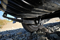 サスペンション形式は前後とも車軸式。スプリングは、フロントにはコイル、リアにはリーフ（板バネ）を採用している。