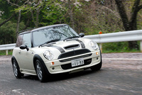 【テスト車のオプションとアクセサリー装備】オプション：ジョンクーパーワークスキット＝57万7500円／マルチファンクションステアリング＝4万7250円／ブラック・ボンネット・ストライプ＝1万5750円／クロムライン・インテリア＝1万8900円／クロムライン・エクステリア＝1万3650円／ビジビリティ・パッケージ＝3万7800円／プライバシーリアガラス＝2万7300円／アームレスト＝1万9950円／ヘッドライナー＝2万7300円／レカロ・スポーツシート＝27万7200円／6連CDチェンジャー＝4万7250円／ホワイト・ターン・インジケーター・ライト＝9450円／ETC車載パッケージ＝2万3100円）アクセサリー：ルーフ・スポイラー＝10万2900円／リアル・カーボン・エアインテーク＝3万7485円／リアル・カーボン・バックドアハンドル＝2万4570円／リアル・カーボン・ミラーカバー＝4万1160円／JCWストラットプレース＝4万4100円／JCWエントランス・イルミネーションセット＝4万6200円／JCWカーボン・トリムセット＝17万100円／JCWフロアマットセット＝2万1840円／エアロ・ダイナミックパッケージ＝14万9100円