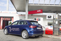 ガスの充てんを受ける「A3スポーツバック g-tron」。ドイツには、CNG（圧縮天然ガス）を取り扱うスタンドが900カ所あるという。
