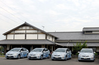 こちらは、試乗会の出発点「里美ふれあい館」。家庭用コンセントからも充電できる「プリウスPHV」がズラリと並ぶ。