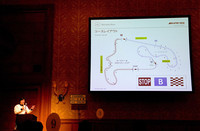 試乗コースの説明をするインストラクターの中谷氏。初めにピンクのセーフティ＆スタビリティエリアを試し、ブルーのレーシングエリアで、急制動やスラロームを体験する。