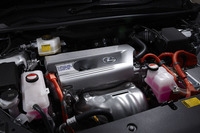 「レクサスNX300h」のパワーユニット。「トヨタ・ハリアーハイブリッド」と同じ、「2AR-FXE」が採用されている。
    