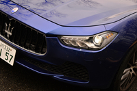 アグレッシブな表情を見せるヘッドランプは、LEDのポジショニングランプを内蔵。
    