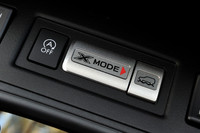 シフトレバーの前方に置かれる「X-MODE」のスイッチ。これを押すと、エンジン、CVT、AWD、VDCの制御がすべて“悪路向け”に変化する。