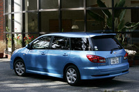 【テスト車15RXエアロのオプション内容】フロントバンパー組み込みフォグランプ＝2万1000円／バイキセノンヘッドランプ＋アクティブAFS＝9万4500円／ルーフスポイラー＋LED式ハイマウントストップランプ＝3万6750円／カーウイングスナビゲーションシステム（DVD方式）＋サイドブラインドモニター＋バックビューモニター＋ステアリングスイッチ＝32万2350円／SRSカーテンエアバッグシステム＝4万7250円／トノカバー＋ラゲッジフック2個＝1万5750円／インテリジェントキー＋エンジンイモビライザー＝5万7750円／プラズマクラスターイオンRフルオートエアコン＝1万5750円）