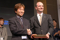 
	ルポGTIカップ2003チャンピオンの壷林貴也選手と、フォルクスワーゲングループジャパン（VGJ）マーケティング部のマーティン・ビスウルム部長。
	 