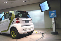電気自動車の「スマート・フォーツー エレクトリックドライブ」は、2010年には3台をリース販売。2011年は7台が追加導入されるという。本国で発表された「Bクラス」をベースとする燃料電池車も、今年中の導入を検討しているとのこと。