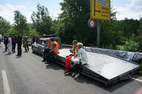 パドック内で、さながら休憩所のようになっていた車両運搬車。よく見ると、そのヘッド部分は「シトロエンDS」なのだった。そのキャビンの後ろが切り落とされ、2台のマシンを載せられるほどの荷台が付いている。トレーラーではなく、直付け。全長、一体何メートルなんだろう？
（S）