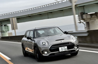 「MINIクーパーSクラブマン」の0-100km/h加速タイムは7.2秒。最高速度は228km/hと公表される。