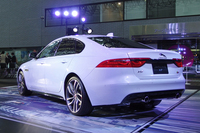 リアビュー。ピュアスポーツカー「Fタイプ」のものに似たリアコンビランプが目を引く。