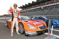 GT500クラスのレース2を、ポール・トゥ・ウィンで制した、No.6 ENEOS SUSTINA SC430の大嶋和也。
    