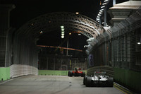 シンガポールで好調だったザウバーを駆る小林可夢偉（写真手前）。しかし予選Q2でミスをおかしウォールにヒット、17番グリッドが確定。レースではポイント獲得に向けて追い上げていたが、チームによるセーフティーカー戦略の誤りと、ブルーフラッグ無視をとられてのドライブスルーペナルティーにより結果14位完走。ペナルティーに関しては「ブルーフラッグをみた覚えがなく驚いている」とコメント。（Photo=Sauber）