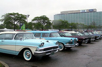 
	フォード・ワールド・ヘッドクォーターの前に集結した歴史的モデル。1950年代後期のもので、手前は1958年の「フェアレーン」、その隣は同じ年に生まれた「エドセル」
	 