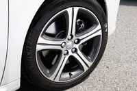 「GT」のタイヤサイズは235/45R18。テスト車にはミシュランの「プライマシーHP」が装着されていた。