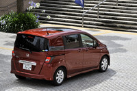 2年前にデビューした「フリード」は好調で、2年間の累計で約17万3000台が販売された。月平均では約7000台で、2010年上半期の乗用車の売り上げ第8位。この「フリード」との差別化について開発のまとめ役を務めた安木茂宏LPL（ラージ・プロジェクト・リーダー）は「Another Life Creator」というキーワードをあげた。つまり日々の生活に使いつつ、休日は広い荷室をアクティブな趣味などに活用して暮らしの幅を広げるのだという。
	先代にあたる「モビリオスパイク」と比較すると、全長で＋85mm、全高で＋10mmと、わずかではあるが大型化している。全幅とホイールベースは変わらず。